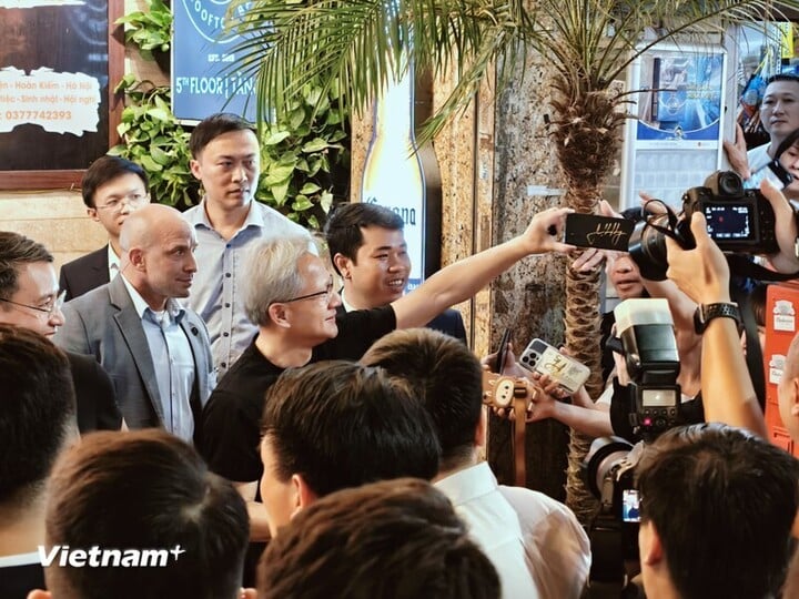 At the end of 2023, Mr. Jensen Huang also had the opportunity to enjoy Vietnamese street food. (Photo: Minh Son/Vietnam+)