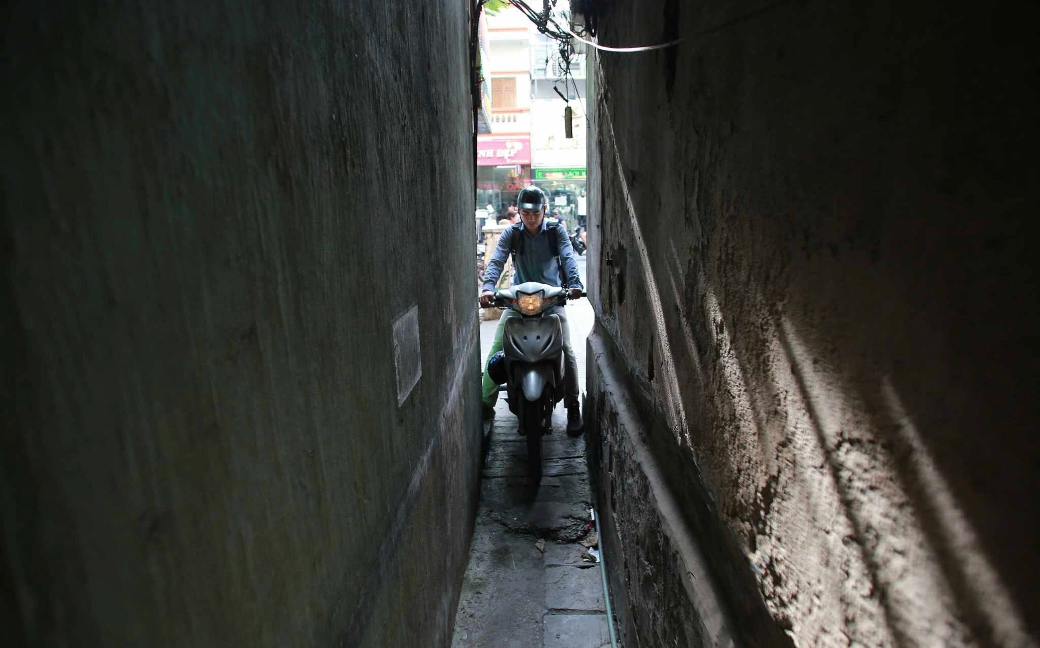 House with 1 meter frontage, super small alley still costs billions; Nearly 60,000 people join the group "calling to stop buying houses"