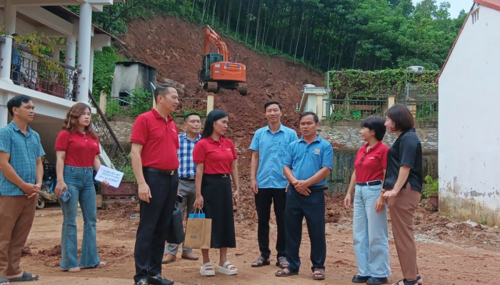 El periódico Lao Dong Thu Do donó fondos para apoyar la renovación de varias escuelas en el distrito de Bao Yen, provincia de Lao Cai.