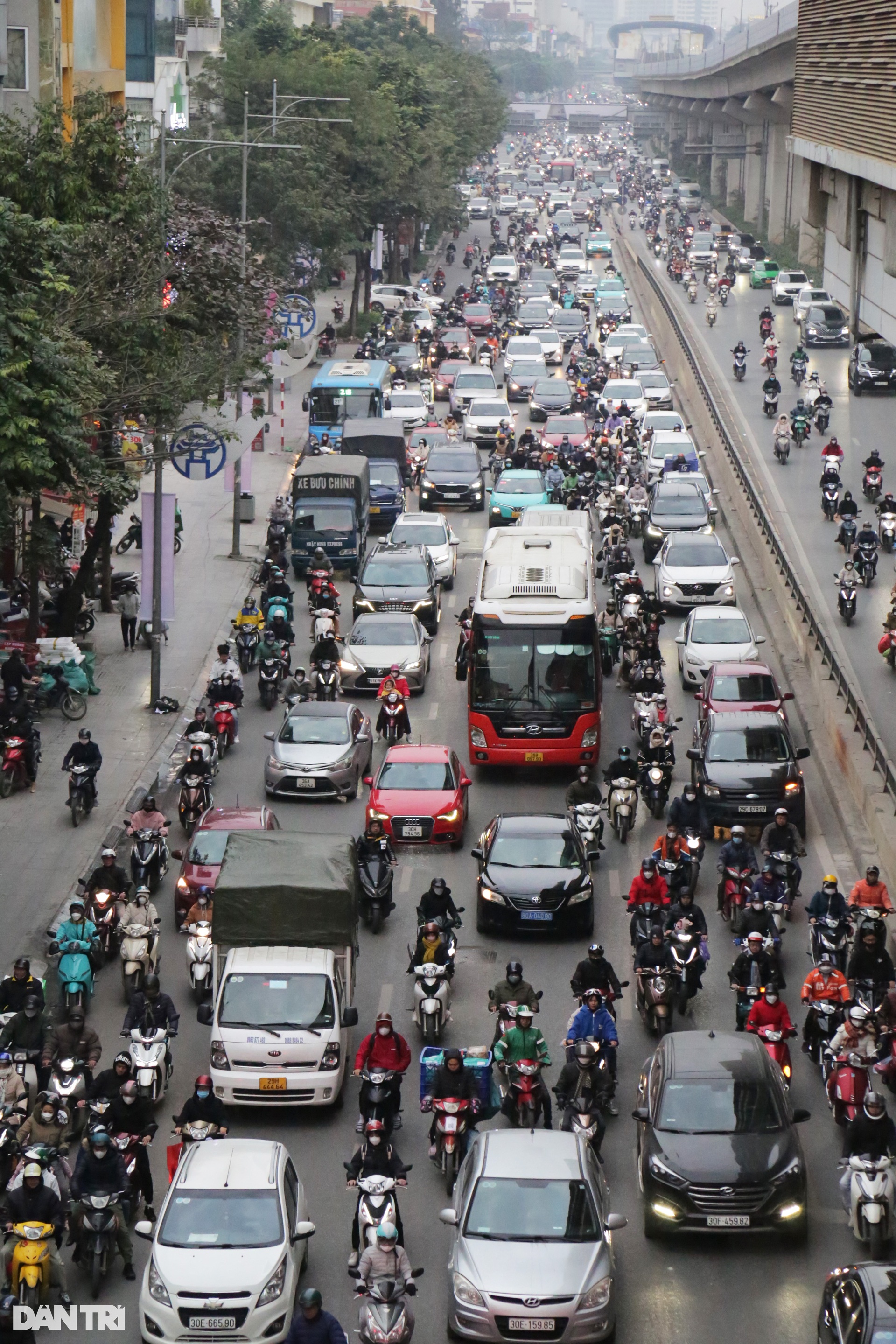 Giao thông Hà Nội ùn tắc ngày giáp Tết, CSGT căng mình phân luồng - 15
