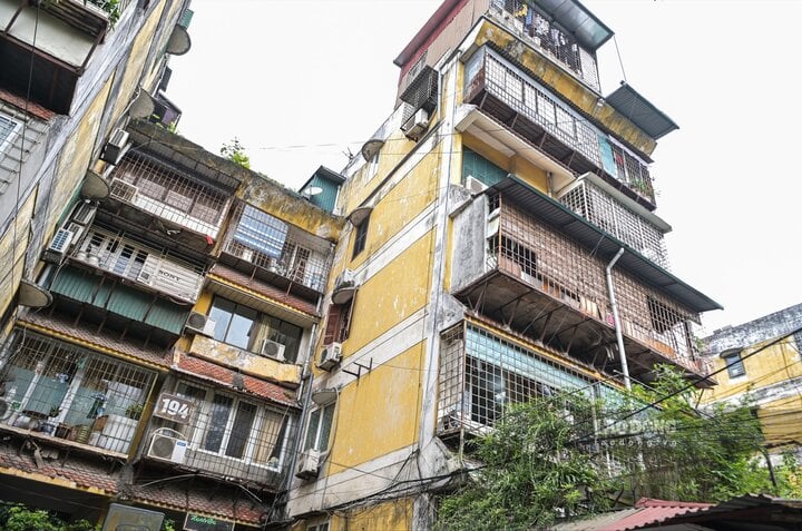 Debido a su ubicación central, muchos edificios de apartamentos, aunque degradados, todavía son buscados. (Ilustración).