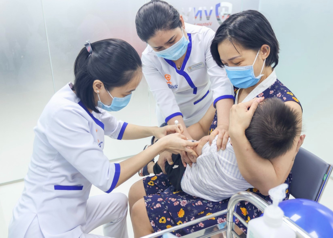 Trẻ tiêm nhắc vaccine có thành phần bại liệt trước khi đến trường. Ảnh: Mộc Thảo