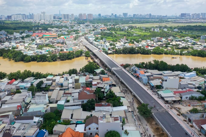 ស្ពាន​ឡុង​គៀង មុន​នឹង​បើក​ឲ្យ​ធ្វើ​ចរាចរណ៍ នៅ​ខែ​សីហា ឆ្នាំ​២០២៣។ រូបថត៖ Quynh Tran