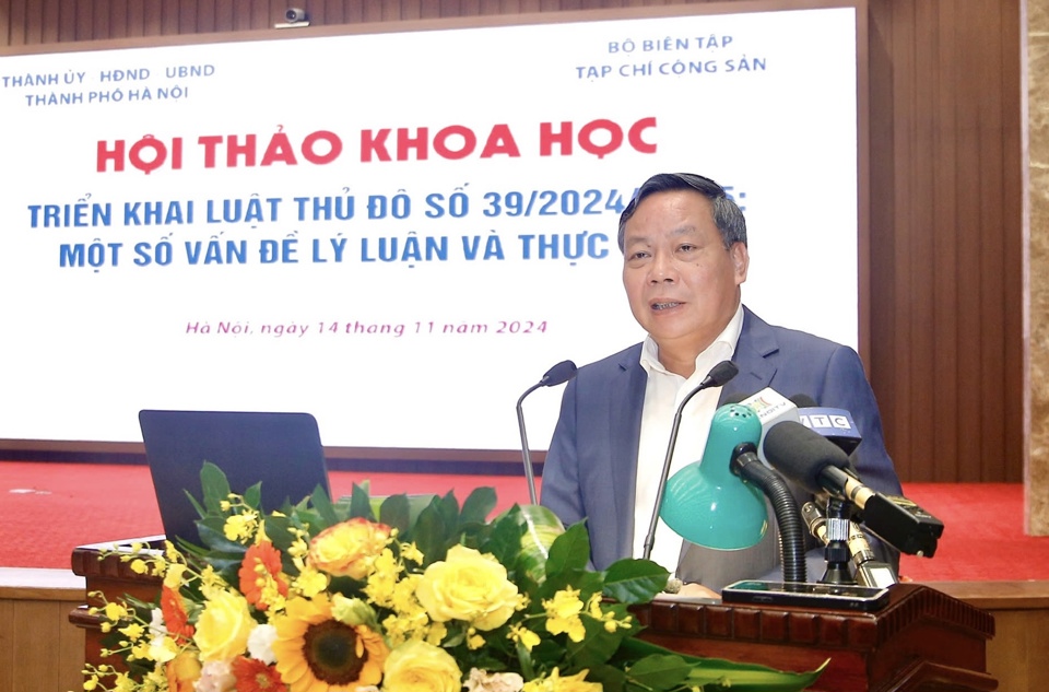 Phó Bí thư Thường trực Thành ủy Hà Nội Nguyễn Văn Phong phát biểu tại hội thảo