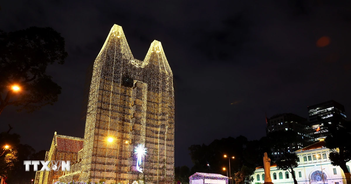 វិហារ Saigon Notre Dame ភ្លឺស្វាងដើម្បីស្វាគមន៍បុណ្យណូអែលឆ្នាំ 2024