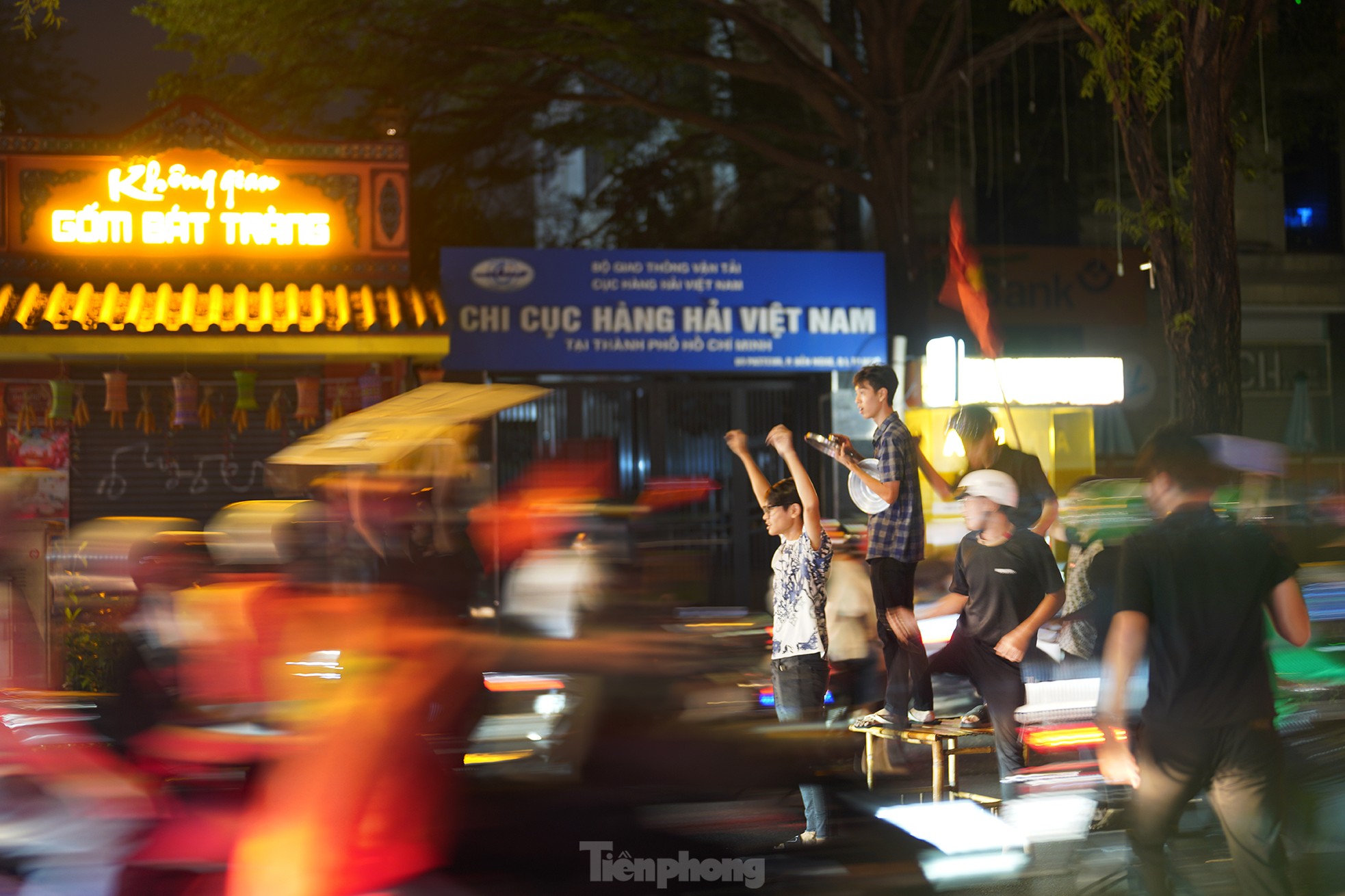 Ho Chi Minh City fans dye Ben Thanh market and central streets red photo 16