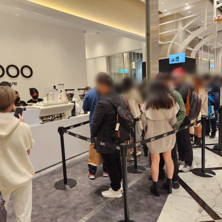 Imagen de clientes esperando en fila en la sucursal de Ten Thousand Taiwan.