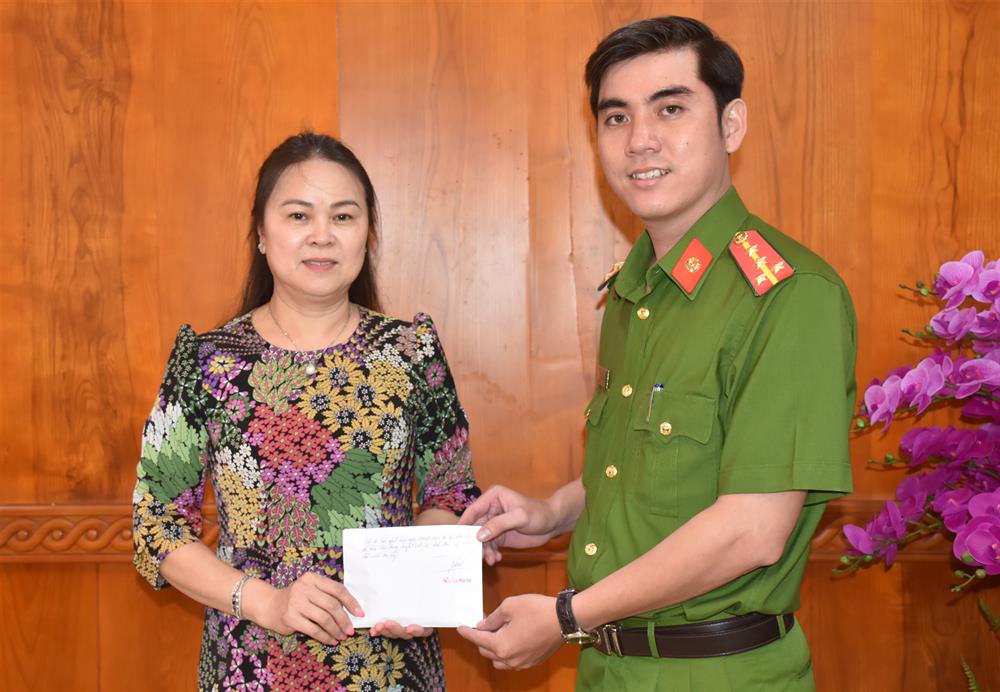 Officers of the Criminal Police Force, Bac Lieu Provincial Police completed the procedures and returned the property to Ms. Le Thi Ngoc Hanh.