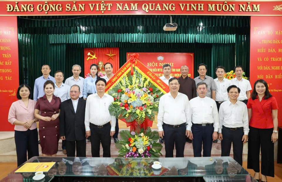 El secretario provincial del Partido de Nam Dinh, Pham Gia Tuc, entregó flores, felicitó y animó a los delegados provinciales a completar con éxito sus tareas en el X Congreso del Frente de la Patria de Vietnam. Foto: DH