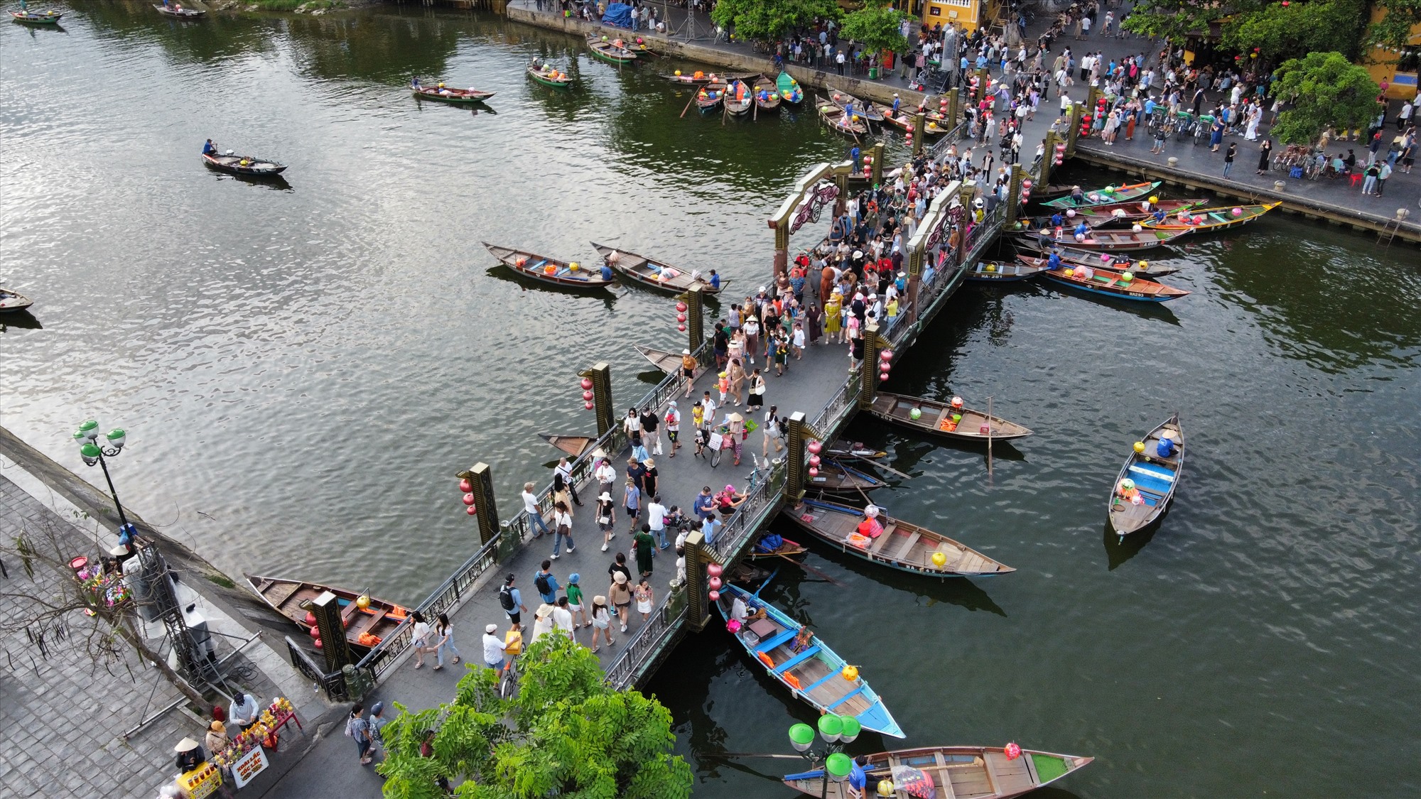 Tourists in Hoi An during the recent holiday. Photo: Q.T