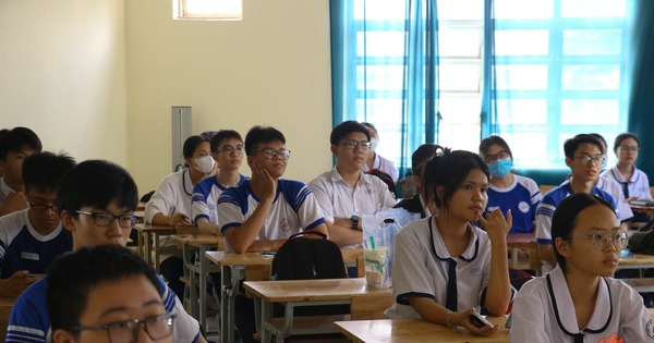 La escuela secundaria Nguyen Thuong Hien, de la ciudad de Ho Chi Minh, ha prohibido a los estudiantes utilizar teléfonos móviles durante muchos años.