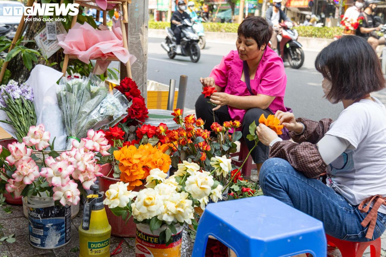 Giá hoa 20/10 tăng mạnh, người bán không kịp ngơi tay