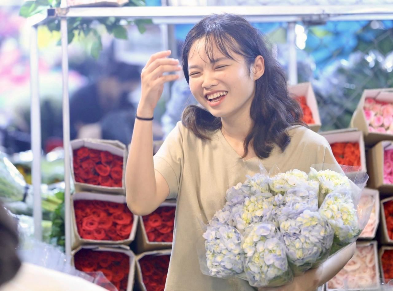 ベトナム女性の日を前にクアンアン夜の花市場は賑わっている 写真15