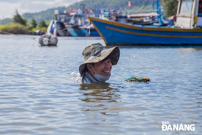 To catch large-sized sharks, many men had to soak in brackish water 1.2 - 1.4 meters high from noon to evening.