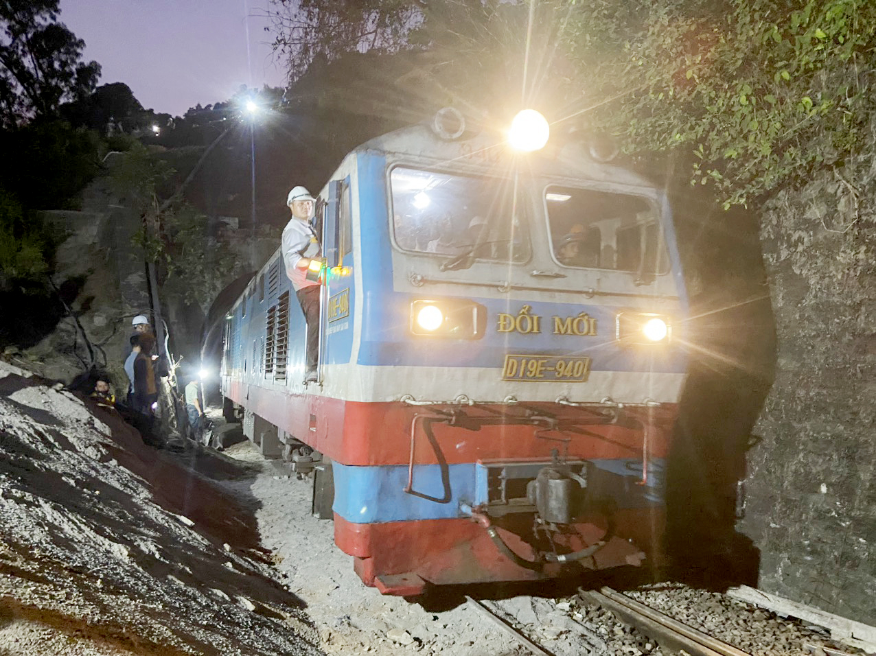 Chuyến tàu đầu tiên qua hầm đường sắt đèo Cả sau sự cố sạt lở- Ảnh 1.