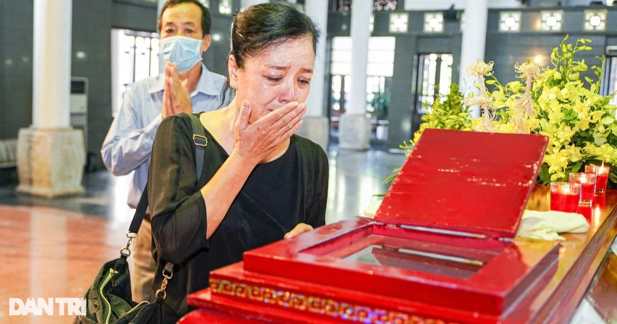 L'artiste émérite Chieu Xuan a fondu en larmes à côté du cercueil de l'artiste du peuple Bui Dinh Hac