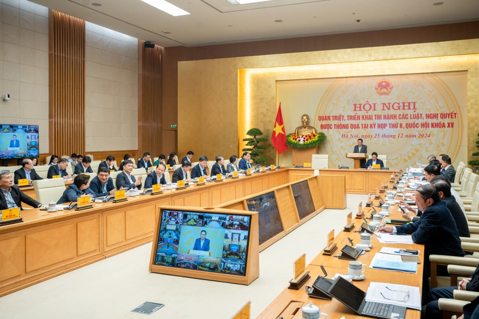 Die Konferenz fand sowohl persönlich als auch online statt – Foto: Quochoi.vn