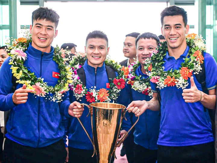 Unter dem Jubel der heimischen Fans betraten die Helden der vietnamesischen Nationalmannschaft einer nach dem anderen die Empfangshalle des Flughafens Noi Bai.