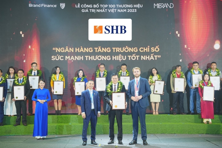 Ông Đinh Ngọc Dũng - Phó Giám đốc phụ trách Khối Ngân hàng doanh nghiệp đại diện SHB nhận giải thưởng.