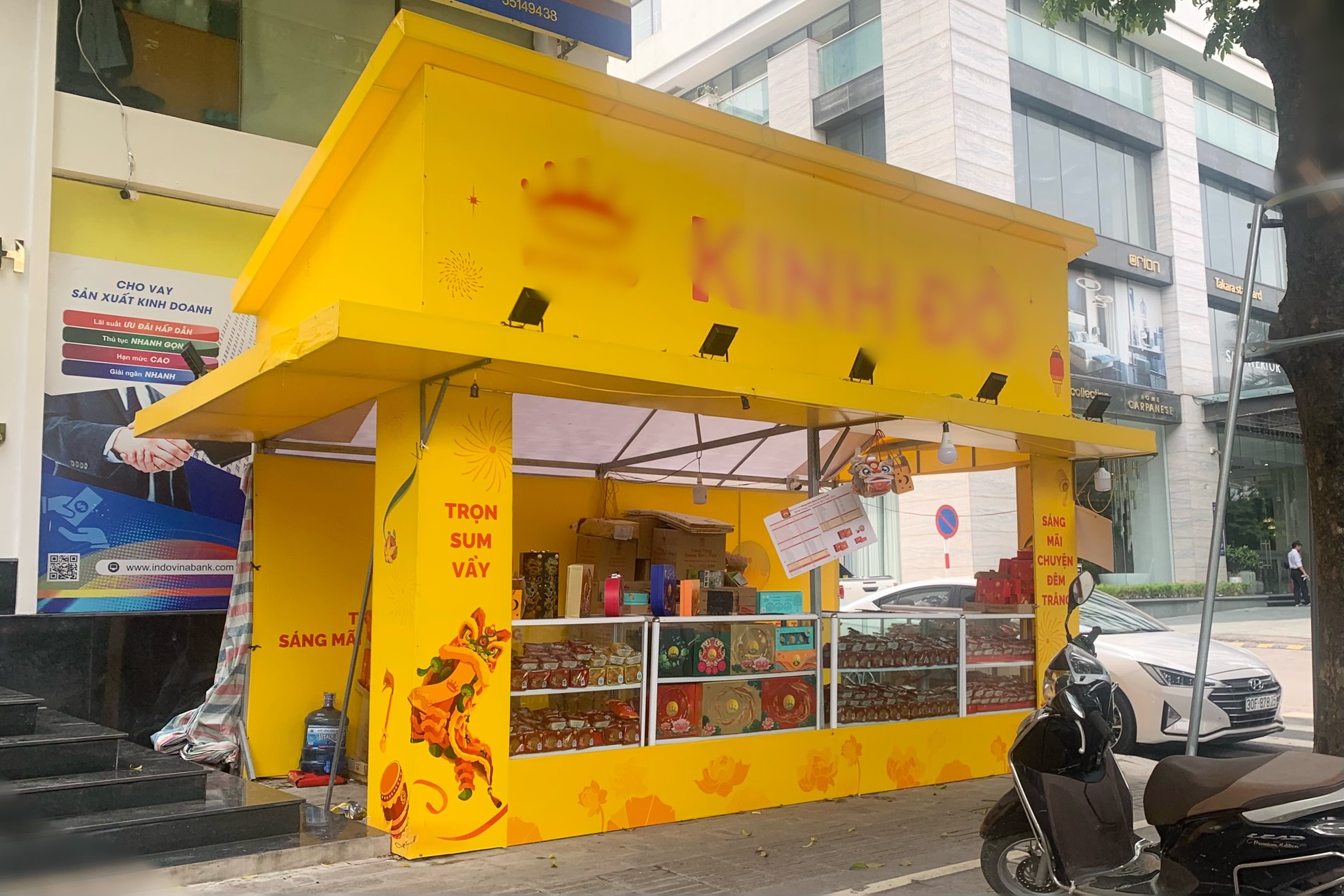 Moon cakes 'hit the streets' early, waiting for customers to buy photo 7