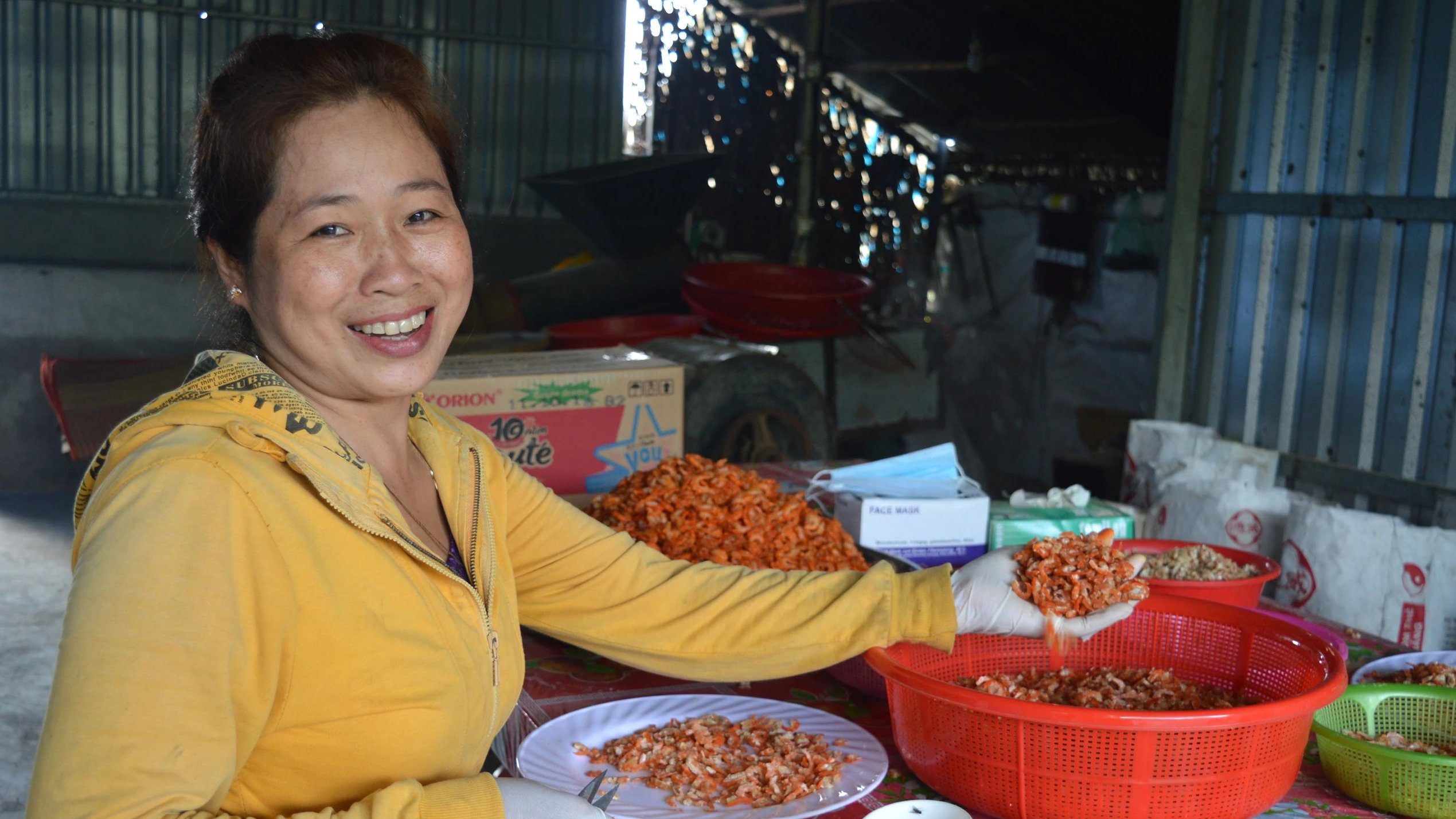 Độc đáo nghề làm tôm khô truyền thống đặc sản ở Cà Mau- Ảnh 4.