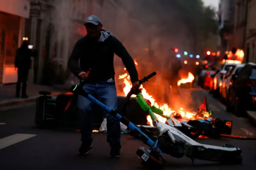 世界 - フランス大統領は年金改革が受け入れられなかったことを遺憾に思う（画像4）。