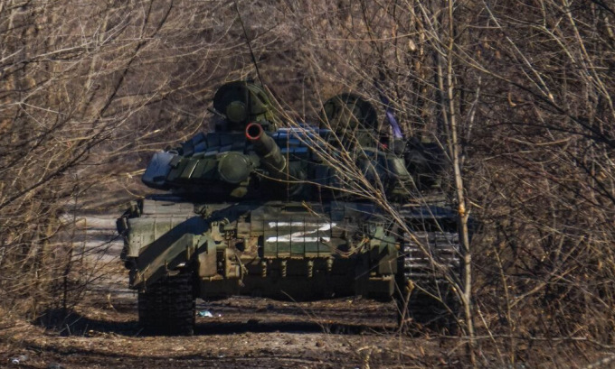 2022年、マリインカ近郊に配備されたロシアの戦車。写真：RIAノーボスチ