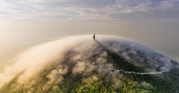 Une photo de la statue de Bouddha sur la montagne Ba Den remporte un prix international de photographie