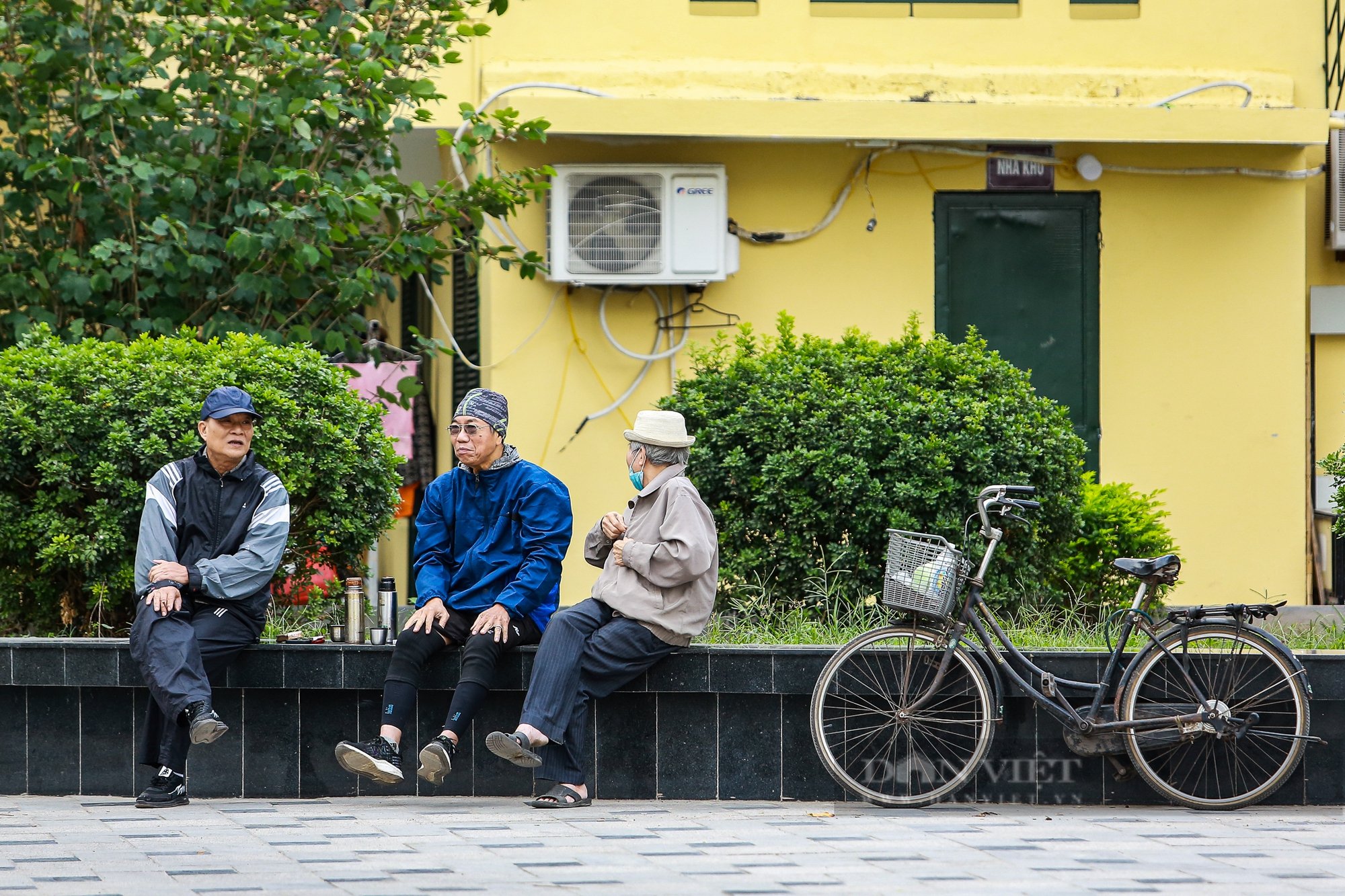 Không khí lạnh tăng cường, người dân Hà Nội trùm kín mặt, co ro đi làm trong gió lạnh - Ảnh 11.