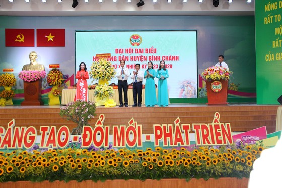 More than 1,000 farmers in Binh Chanh district donate land to build roads photo 6