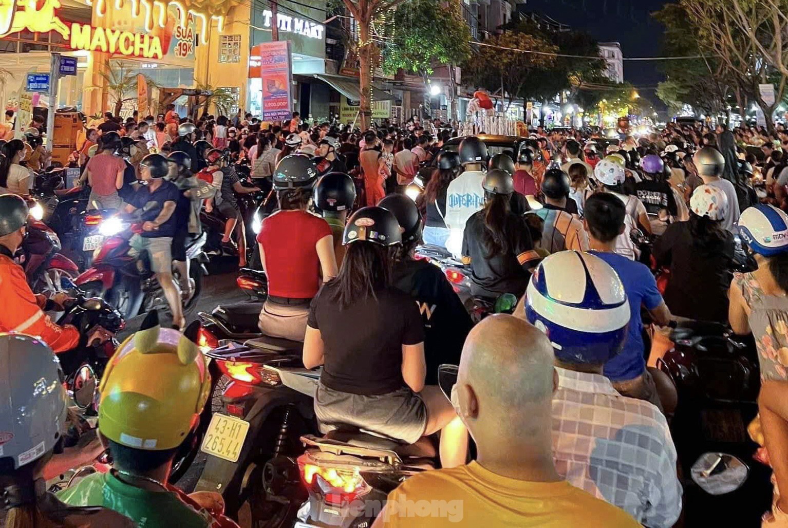 Las calles de Danang están abarrotadas en la noche del Festival del Medio Otoño foto 8