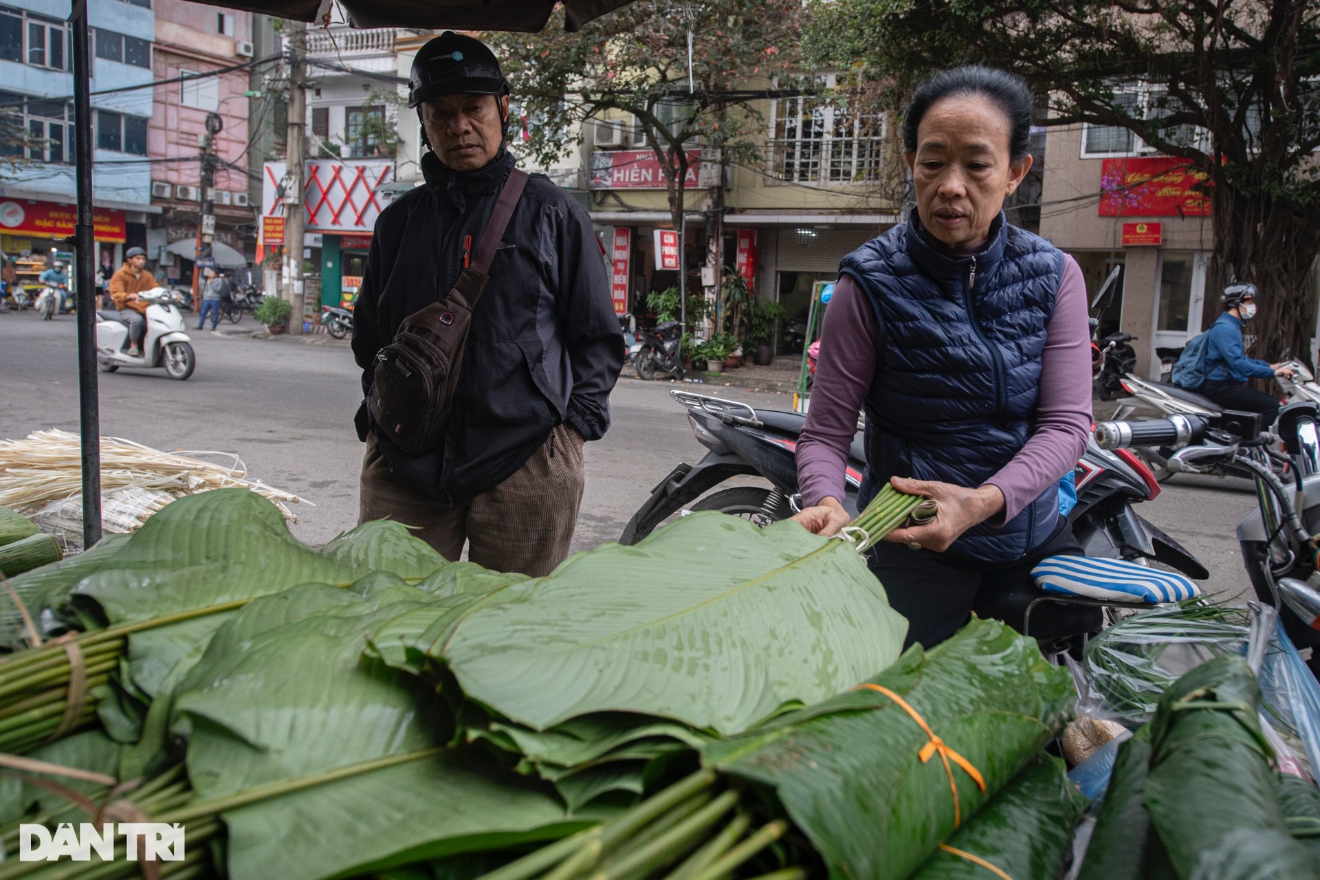 Lá dong đắt gấp 3, người dân vẫn phấn khởi mua gói bánh chưng - 6