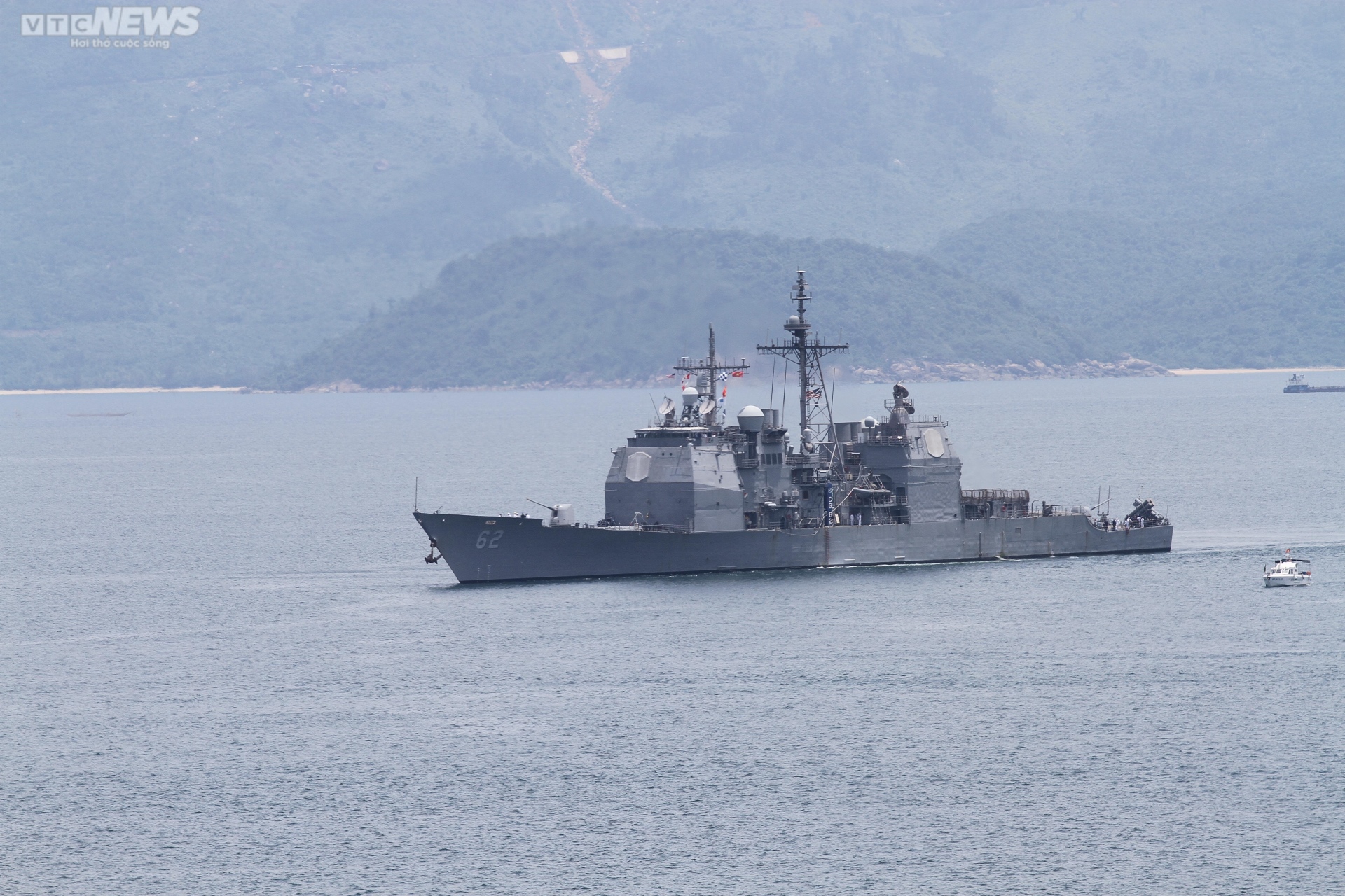 El portaaviones estadounidense USS Ronald Reagan atraca en el puerto de Da Nang - 10