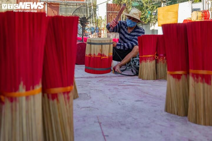 The 100-year-old incense village in Hanoi is bustling during Tet - 15