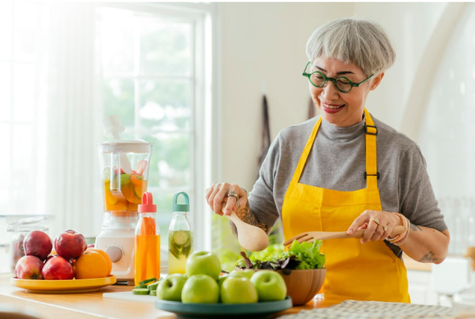 Une alimentation équilibrée contribue à une bonne santé à l’âge mûr. Photo : Freepik