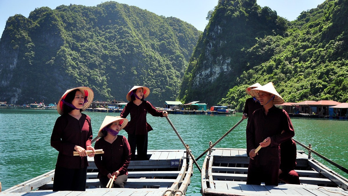 Lắng nghe những điệu hát giao duyên đầy ngọt ngào, cảm xúc. Ảnh: Báo Quảng Ninh
