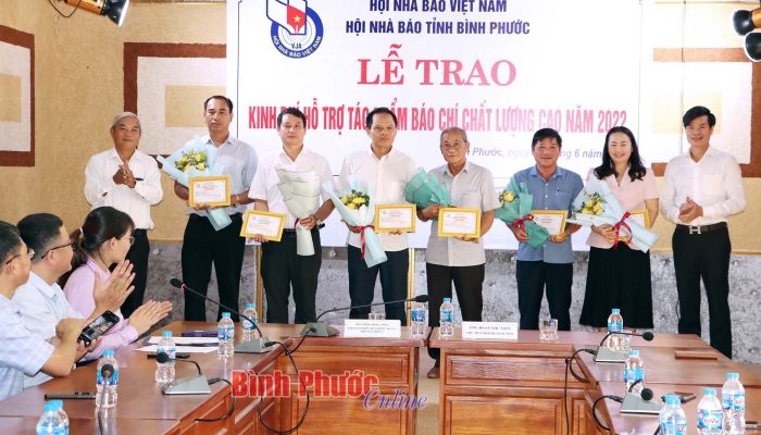 Bình Phước trao kinh phí hỗ trợ tác phẩm báo chí chất lượng cao năm 2022 cho các tác giả