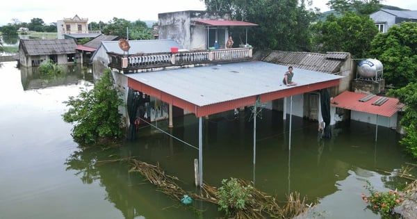 Lũ bất ngờ đổ về sông Bưởi, 100 hộ dân của một thị trấn ở Thanh Hóa bị chìm trong lũ