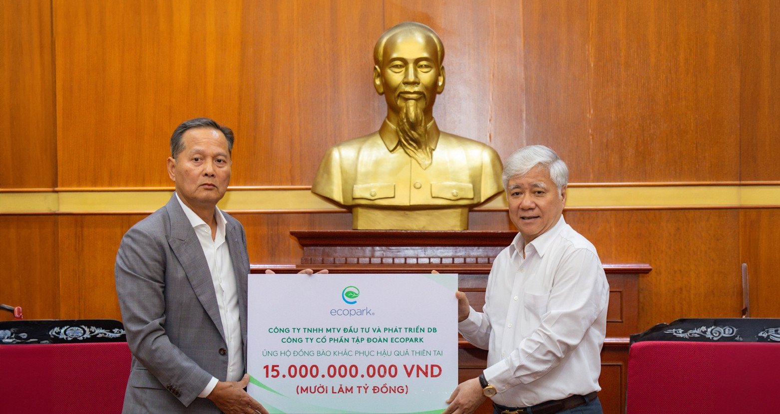 Joining hands with people to overcome storms and floods: Ecopark donates 20 billion VND