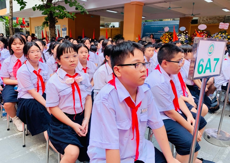 Chairman of the City People's Committee Tran Sy Thanh shares joy with teachers and students of Ngo Si Lien Secondary School on the opening day - Photo 2