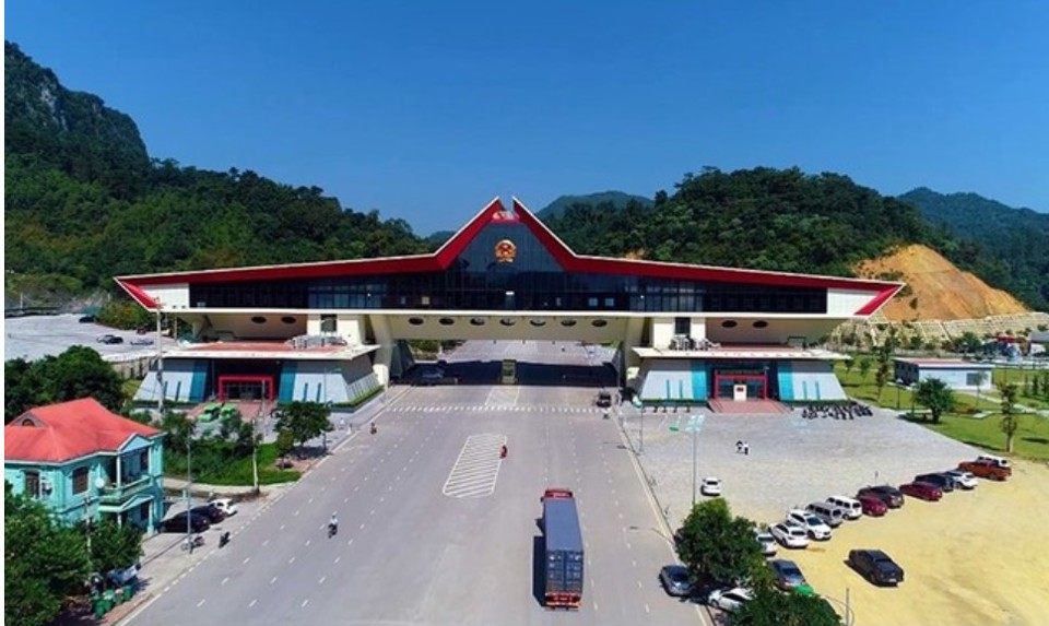 Huu Nghi international border gate - a place for trading goods between Vietnam and China.