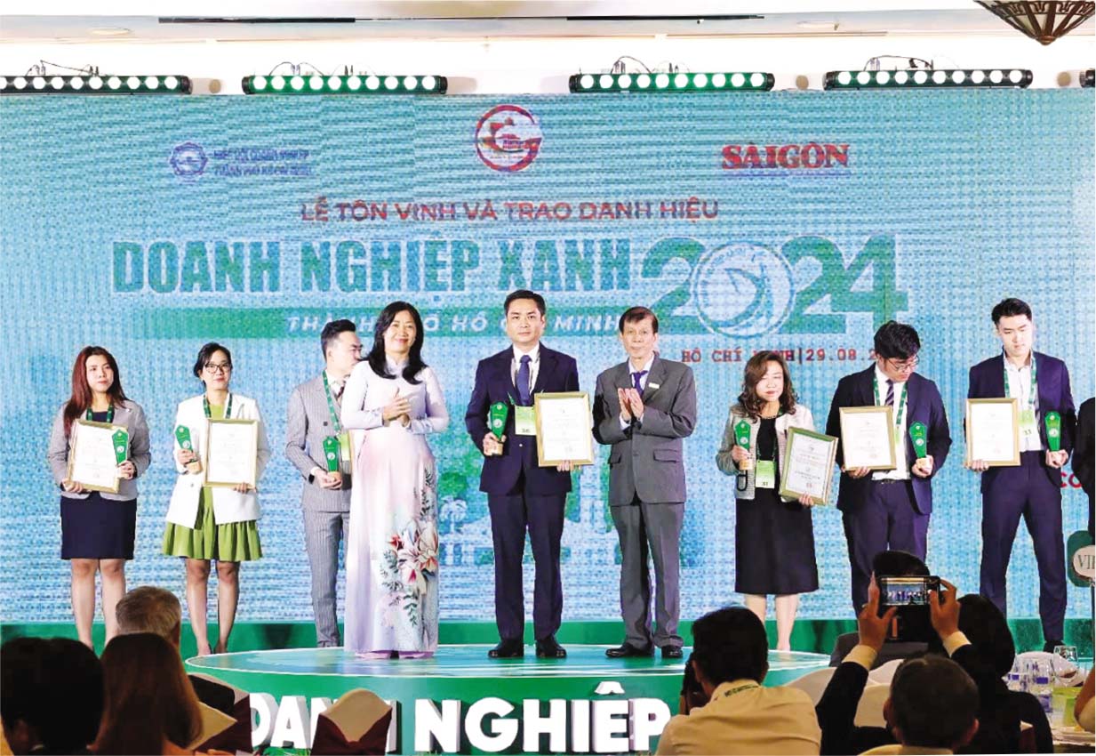 El teniente coronel Do Thanh Tung, subdirector general de la Corporación 28, recibió el premio a la empresa verde.