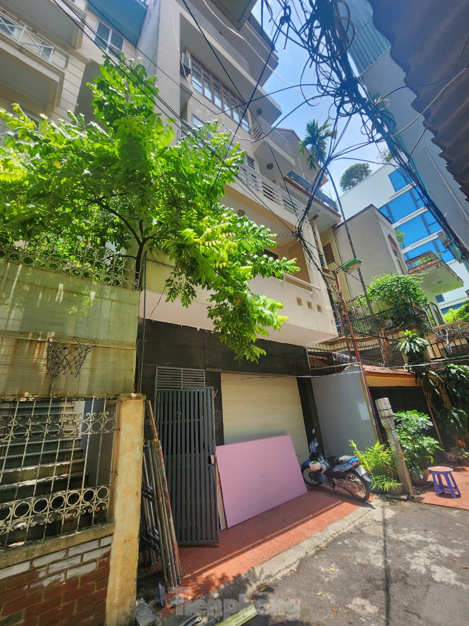 Close-up of a rented room with bunk beds and sleeping boxes at risk of fire and explosion in Hanoi, photo 1