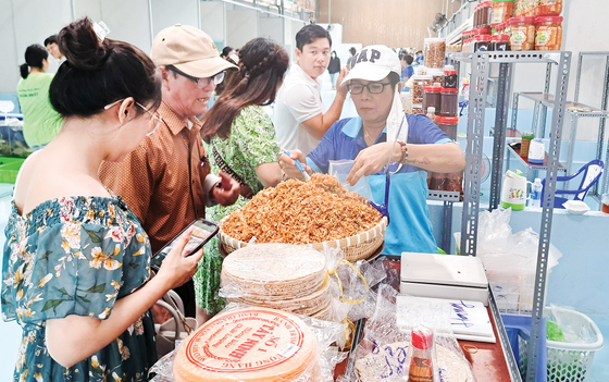 Les touristes achètent des fruits de mer séchés au marché aux fruits de mer de Vung Tau