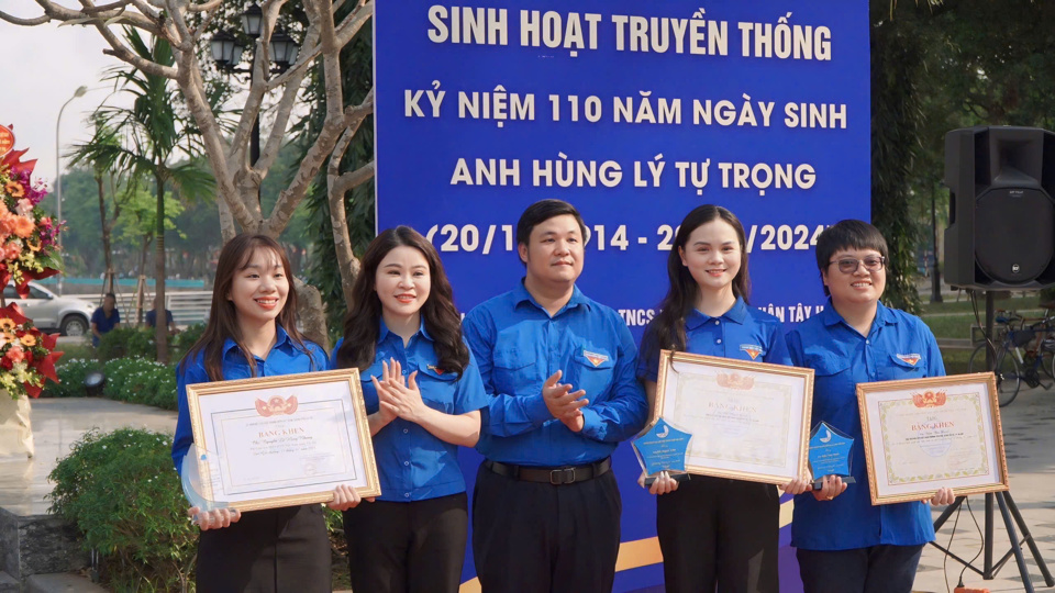 Le chef du département central de propagande de l'Union de la jeunesse communiste de Ho Chi Minh, Nguyen Thai An, et le secrétaire de l'Union de la jeunesse de Hanoi, Chu Hong Minh, ont remis le prix de la jeunesse bien vivante aux jeunes exceptionnels du district de Tay Ho.