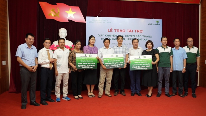 Vietcombank gives support to 3 districts Bao Thang, Bao Yen, Bat Xat.jpg