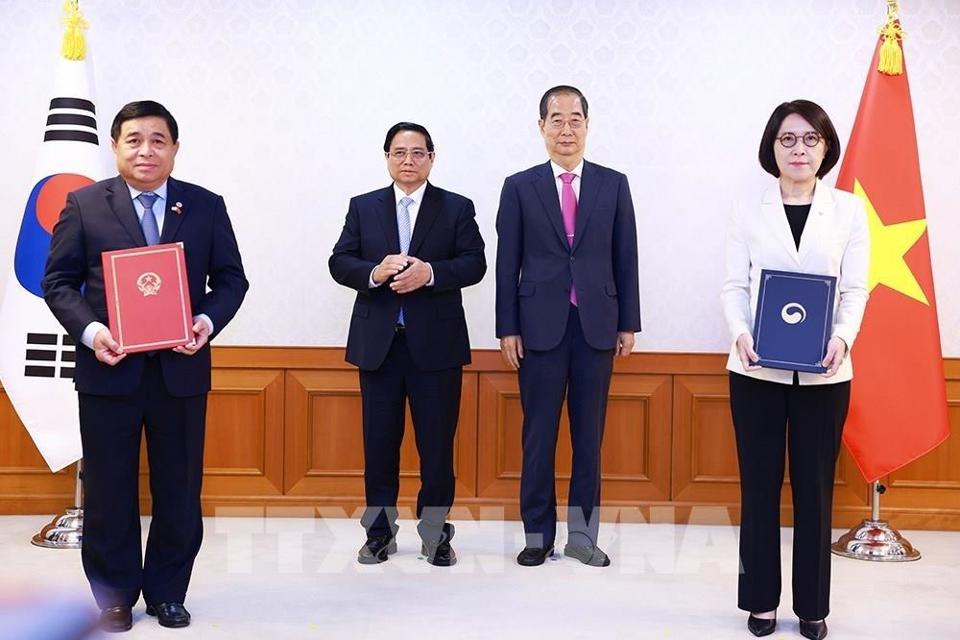 Premierminister Pham Minh Chinh und Premierminister Han Duck Soo waren Zeugen der Unterzeichnung einer Absichtserklärung zwischen dem vietnamesischen Ministerium für Planung und Investitionen und dem koreanischen Außenministerium über die nicht rückzahlbare Hilfe Koreas für Vietnam. Foto: VNA