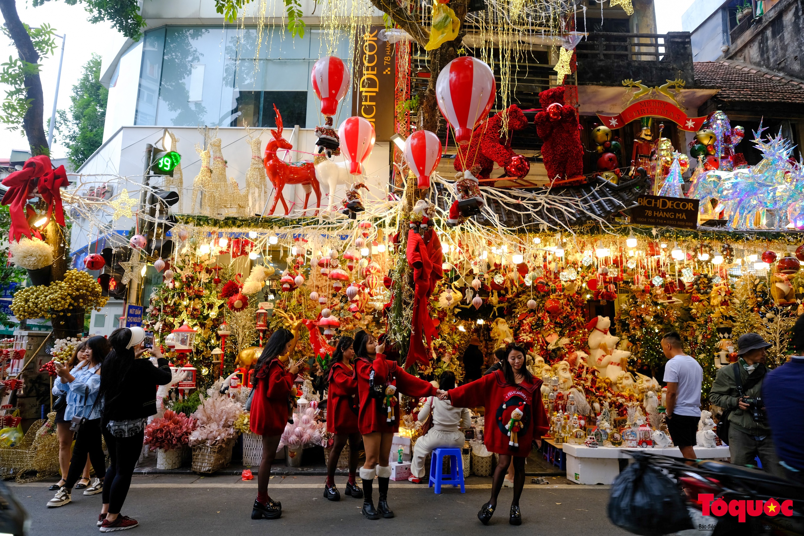 Du khách nước ngoài thích thú trải nghiệm sắc màu Noel trên phố Hàng Mã - Ảnh 16.