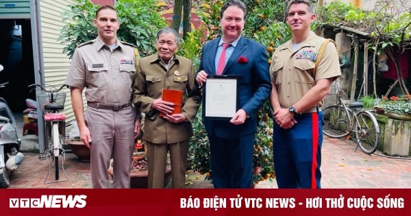 El embajador de Estados Unidos, Marc Knapper, devuelve el diario a un veterano de Vietnam