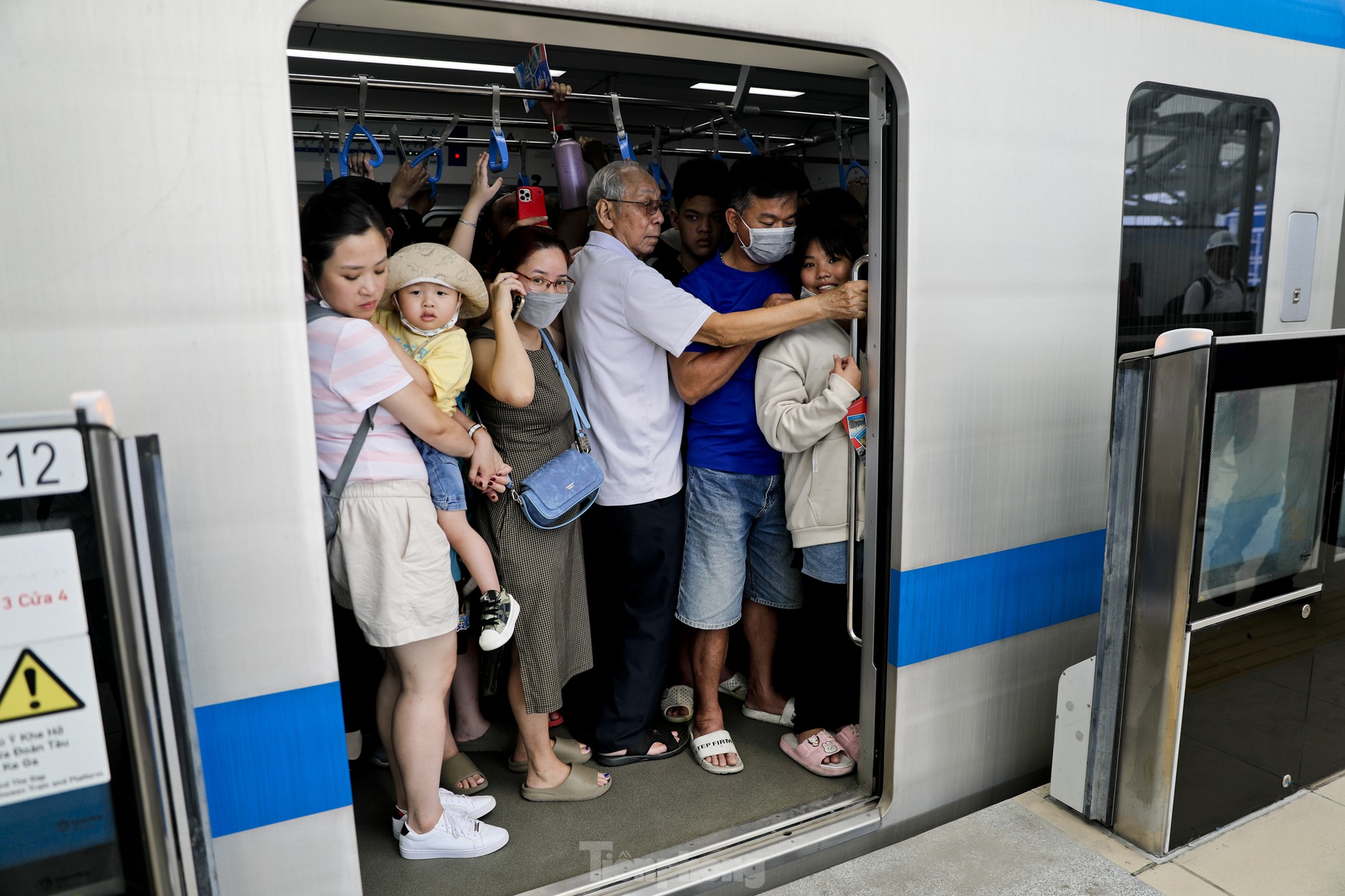 Metro số 1 quá tải ngày đầu, nhiều người không lên được tàu phải bỏ về ảnh 3